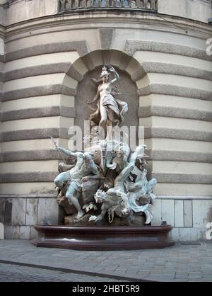 La fontaine, Power at Sea, l'une des deux qui ornent l'avant de la Michaelertrakt (aile de Michael) de la Hofburg (Palais impérial) à Vienne ca.29 juillet 2011 Banque D'Images