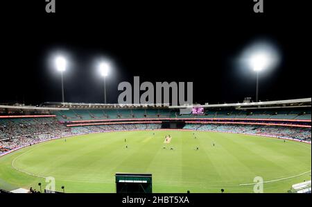 Sydney, Australie.21st décembre 2021.Vue générale du jeu pendant le match entre Sydney Sixers et Adelaide Strikers au Sydney Cricket Ground, le 21 décembre 2021, à Sydney, en Australie.(Usage éditorial seulement) Credit: Izhar Ahmed Khan/Alamy Live News/Alamy Live News Banque D'Images