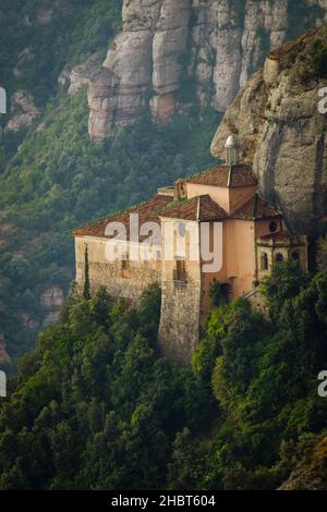 Un cliché vertical de la chapelle Santa Cova sur la montagne Montserrat, à Barcelone, Espagne Banque D'Images