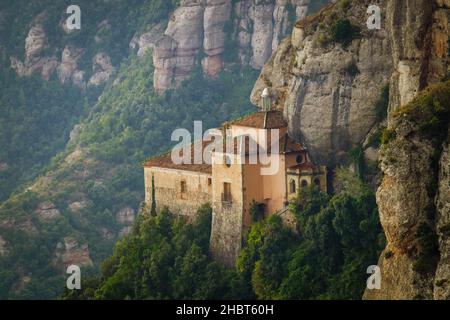 Une vue fascinante sur la chapelle de Santa Cova sur la montagne de Montserrat à Barcelone, Espagne Banque D'Images