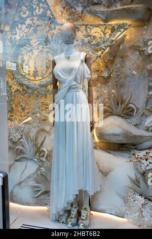 Christian Dior Store est une destination de luxe de shopping de vacances sur Fifth Avenue à New York City, USA 2021 Banque D'Images