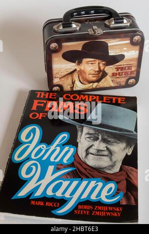 Gros plan d'une boîte à lunch sur le thème de John Wayne et d'un livre de ses films, États-Unis Banque D'Images