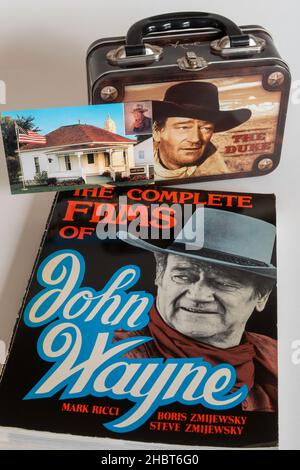 Gros plan d'une boîte à lunch sur le thème de John Wayne et d'un livre de ses films, États-Unis Banque D'Images