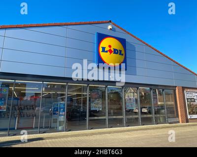 Viersen, Allemagne - décembre 9.2021: Vue sur le nouveau moden lidl discounter entrée de magasin contre ciel bleu clair Banque D'Images