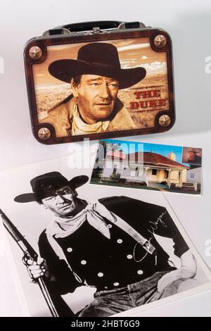 Gros plan d'une boîte à lunch à thème John Wayne , carte postale de Winterset, Iowa et Movie photo, USA Banque D'Images