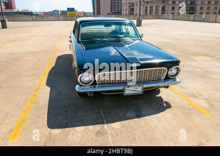 Black 1963 vintage Plymouth Valiant voiture d'époque garée sur le toit de plusieurs étages de parking à Memphis Tennessee Banque D'Images