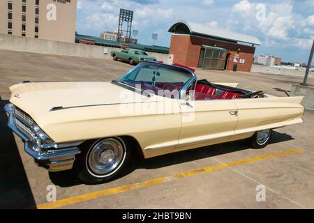 Coupé de ville 1962 de Cadillac d'époque de couleur crème, garé sur le toit d'un parking Banque D'Images