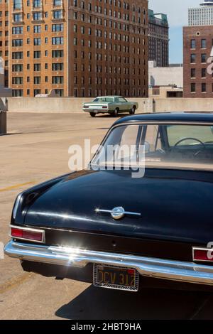 Black 1963 vintage Plymouth Valiant voiture d'époque garée sur le toit de plusieurs étages de parking à Memphis Tennessee Banque D'Images