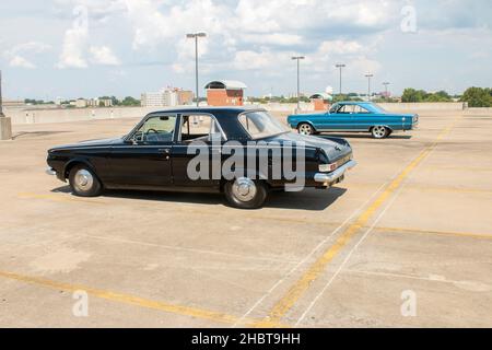 Black 1963 vintage Plymouth Valiant voiture d'époque garée sur le toit de plusieurs étages de parking à Memphis Tennessee Banque D'Images