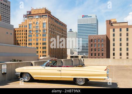 Coupé de ville 1962 de Cadillac d'époque de couleur crème, garé sur le toit d'un parking Banque D'Images