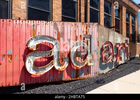 ancienne affiche publicitaire avec lettres rouges en métal Banque D'Images