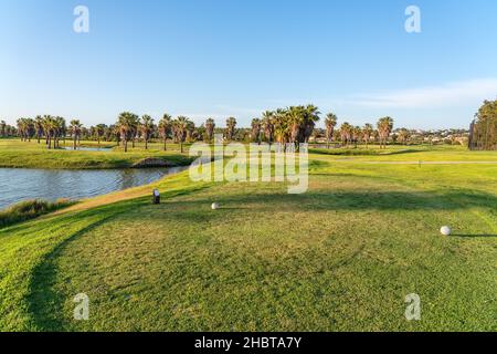 Parcours de golf moderne pour les touristes avec des étangs clairs et des palmiers pour la détente et le golf.Albufeira, Algarve Banque D'Images