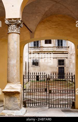 Colonnes avec moulures en stuc dans le couloir voûté de la cour d'une ancienne maison Banque D'Images