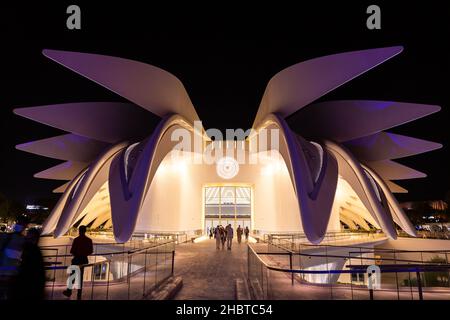 Dubaï, Émirats arabes Unis, 09.12.2021.United Arab Emirates UAE Pavilion à l'Expo 2020 Dubai de nuit, avec vue symétrique et lumineuse. Banque D'Images