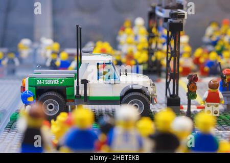 POZNAN, POLOGNE - 28 avril 2018 : photo sélective d'une voiture de service Lego et de nombreux personnages de jouets assis sur des tribunes lors d'une course Banque D'Images