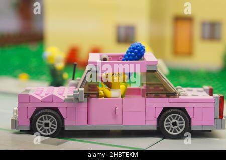 POZNAN, POLOGNE - 28 avril 2018 : gros plan de figures de Lego Simpsons assis dans une voiture rose Banque D'Images