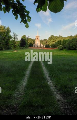 Royaume-Uni, Angleterre, Hertfordshire, beaucoup Hadham, église de Saint Andrew au coucher du soleil. Banque D'Images