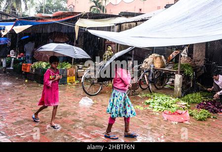 La tempête cyclonique Jawad était un cyclone tropical faible qui a provoqué des perturbations majeures dans l'Andhra Pradesh, l'Odisha et le Bengale occidental, tout en amenant de fortes précipitations et de forts vents sur ces États comme un système affaibli.Inde. Banque D'Images