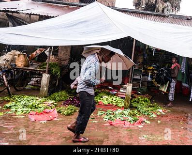 La tempête cyclonique Jawad était un cyclone tropical faible qui a provoqué des perturbations majeures dans l'Andhra Pradesh, l'Odisha et le Bengale occidental, tout en amenant de fortes précipitations et de forts vents sur ces États comme un système affaibli.Inde. Banque D'Images