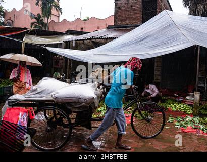 La tempête cyclonique Jawad était un cyclone tropical faible qui a provoqué des perturbations majeures dans l'Andhra Pradesh, l'Odisha et le Bengale occidental, tout en amenant de fortes précipitations et de forts vents sur ces États comme un système affaibli.Inde. Banque D'Images