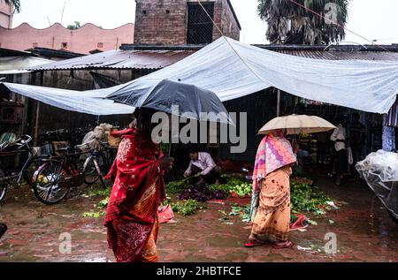 La tempête cyclonique Jawad était un cyclone tropical faible qui a provoqué des perturbations majeures dans l'Andhra Pradesh, l'Odisha et le Bengale occidental, tout en amenant de fortes précipitations et de forts vents sur ces États comme un système affaibli.Inde. Banque D'Images