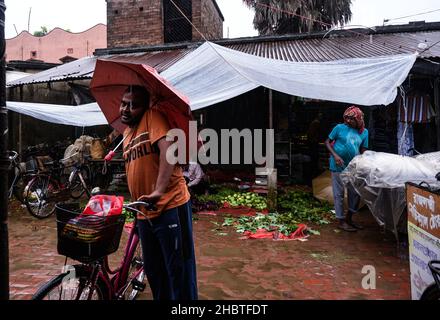 La tempête cyclonique Jawad était un cyclone tropical faible qui a provoqué des perturbations majeures dans l'Andhra Pradesh, l'Odisha et le Bengale occidental, tout en amenant de fortes précipitations et de forts vents sur ces États comme un système affaibli.Inde. Banque D'Images