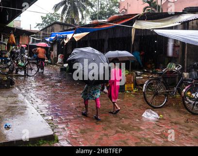 La tempête cyclonique Jawad était un cyclone tropical faible qui a provoqué des perturbations majeures dans l'Andhra Pradesh, l'Odisha et le Bengale occidental, tout en amenant de fortes précipitations et de forts vents sur ces États comme un système affaibli.Inde. Banque D'Images