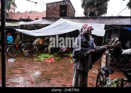 La tempête cyclonique Jawad était un cyclone tropical faible qui a provoqué des perturbations majeures dans l'Andhra Pradesh, l'Odisha et le Bengale occidental, tout en amenant de fortes précipitations et de forts vents sur ces États comme un système affaibli.Inde. Banque D'Images