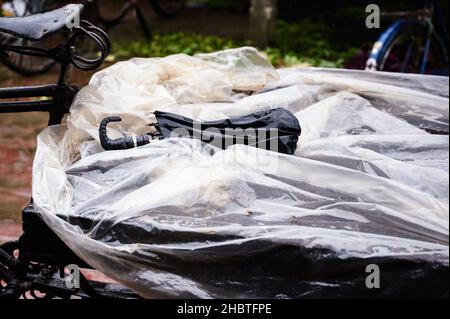 La tempête cyclonique Jawad était un cyclone tropical faible qui a provoqué des perturbations majeures dans l'Andhra Pradesh, l'Odisha et le Bengale occidental, tout en amenant de fortes précipitations et de forts vents sur ces États comme un système affaibli.Inde. Banque D'Images