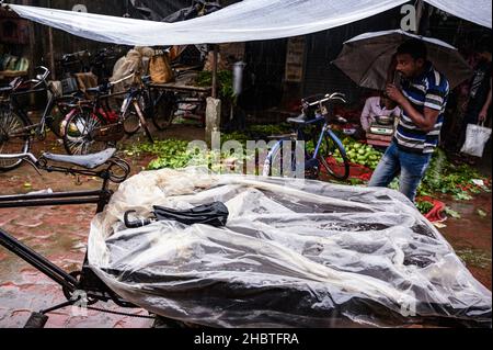 La tempête cyclonique Jawad était un cyclone tropical faible qui a provoqué des perturbations majeures dans l'Andhra Pradesh, l'Odisha et le Bengale occidental, tout en amenant de fortes précipitations et de forts vents sur ces États comme un système affaibli.Inde. Banque D'Images