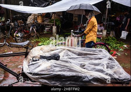 La tempête cyclonique Jawad était un cyclone tropical faible qui a provoqué des perturbations majeures dans l'Andhra Pradesh, l'Odisha et le Bengale occidental, tout en amenant de fortes précipitations et de forts vents sur ces États comme un système affaibli.Inde. Banque D'Images