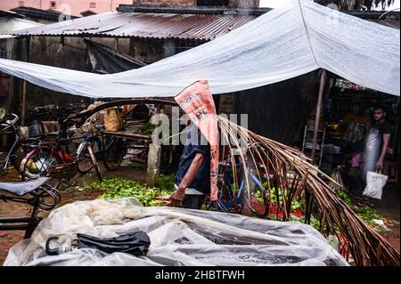 La tempête cyclonique Jawad était un cyclone tropical faible qui a provoqué des perturbations majeures dans l'Andhra Pradesh, l'Odisha et le Bengale occidental, tout en amenant de fortes précipitations et de forts vents sur ces États comme un système affaibli.Inde. Banque D'Images