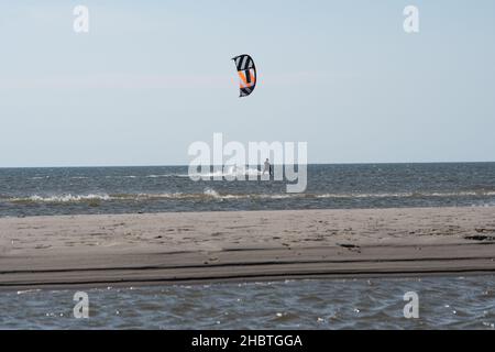 ST.PETER ORDING , ALLEMAGNE 25 juin 2020 kitesurfers dans la mer du Nord à Saint Peter Ording Banque D'Images