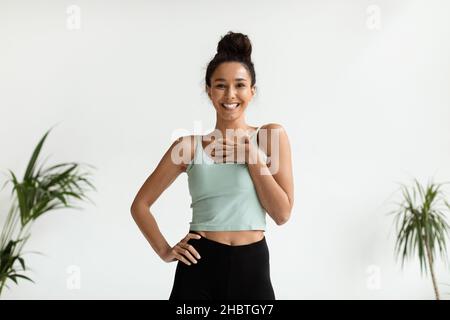 Portrait de Happy Young belle femme en Sportswear posant à l'intérieur Banque D'Images