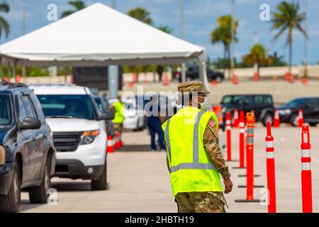 Miami Gardens, Floride, États-Unis.21st décembre 2021.Longue ligne de wagons au site de test et de vaccination de la COVID-19, dans le sud de la Floride.La Floride a signalé une augmentation de plus de 18 000 nouveaux cas de la variante COVID-19 d'omicron par rapport aux deux derniers jours.Credit: Yaroslav Sabitov/YES Market Media/Alamy Live News Banque D'Images