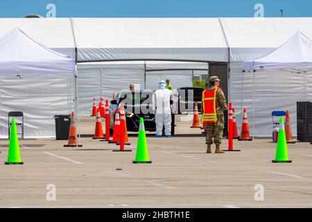 Miami Gardens, Floride, États-Unis.21st décembre 2021.Longue ligne de wagons au site de test et de vaccination de la COVID-19, dans le sud de la Floride.La Floride a signalé une augmentation de plus de 18 000 nouveaux cas de la variante COVID-19 d'omicron par rapport aux deux derniers jours.Credit: Yaroslav Sabitov/YES Market Media/Alamy Live News Banque D'Images