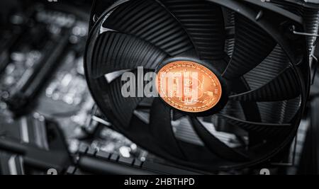 Exploitation minière de crypto-monnaie.Pièce de monnaie Bitcoin sur une carte graphique, carte vidéo pour l'exploitation minière de crypto-monnaie.Crypto-monnaie. Banque D'Images