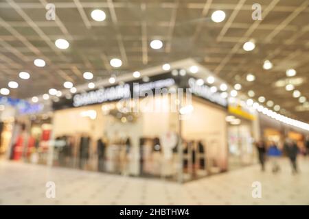 Flou doux et hors de focus les gens sont dans un hypermarché, au centre d'une boutique d'angle.Photo de haute qualité Banque D'Images