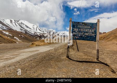 ROUTE DE PAMIR, TADJIKISTAN - 27 MAI 2018 : panneau passage d'Ak Baital à l'autoroute de Pamir dans la région autonome de Gorno-Badakhshan, Tadjikistan Banque D'Images