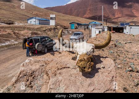 KYZYK-ART, TADJIKISTAN - 27 MAI 2018 : poste frontalier Tadjikistan-Kirghizistan au col Kyzyl-Art sur l'autoroute Pamir. Banque D'Images