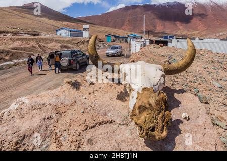 KYZYK-ART, TADJIKISTAN - 27 MAI 2018 : poste frontalier Tadjikistan-Kirghizistan au col Kyzyl-Art sur l'autoroute Pamir. Banque D'Images