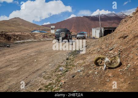 KYZYK-ART, TADJIKISTAN - 27 MAI 2018 : poste frontalier Tadjikistan-Kirghizistan au col Kyzyl-Art sur l'autoroute Pamir. Banque D'Images