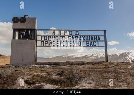 KYZYK-ART, TADJIKISTAN - 27 MAI 2018: Signe les peuples de Gorno Badakhshan vous accueillent au poste frontière entre le Tadjikistan et le Kirghizistan au col Kyzyl-Art sur Pamir Banque D'Images