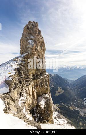 Formation rocheuse bizarre - la quille du diable (aiguille du diable) sur les alpes suisses près du glacier 3000, canton de Vaud, Suisse Banque D'Images