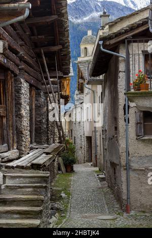 Ruelles étroites dans le village de montagne Soglio, l'un des plus beaux villages de montagne suisses Banque D'Images