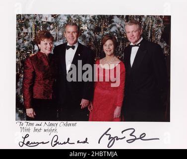 Photo du représentant Tom Osborne et de Mme Nancy Osborne avec le président George W. Bush et la première dame Laura Bush au Parti de Noël de la Maison Blanche, autographiée par le président et Mme Bush ca.18 décembre 2001 Banque D'Images