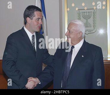 Le représentant Devin Nunes se rend en Israël pour visiter le Premier ministre israélien Ariel Sharon (août 2003) ca.Août 2003 Banque D'Images