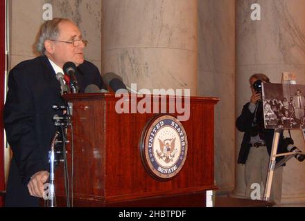 Lors d'une conférence de presse, le sénateur Carl Levin annonce son opposition à la guerre en Irak et sa volonté de voter non sur l'autorisation de donner au président George W. Bush le droit d'envahir l'Irak Banque D'Images