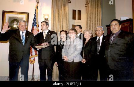 Le représentant Devin Nunes avec sa famille et le Président Hassert assermenté au Congrès de 108th ca.Janvier 2003 Banque D'Images