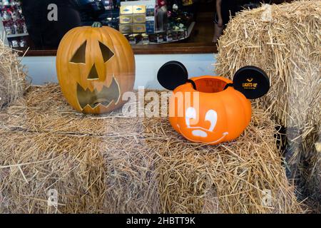 LOS ANGELES, ÉTATS-UNIS - 14 octobre 2019 : gros plan d'une citrouille d'Halloween et d'une citrouille de Mickey Mouse dans un magasin, à Los Angeles, Californie Banque D'Images